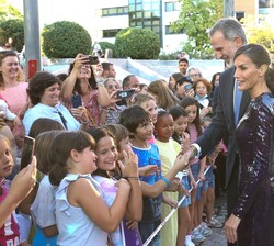 Don Felipe y Doña Letizia con un grupo de niños que les esperaban a su llegada al Auditorio Nacional de Música para felicitar a Su Majestad la Reina p